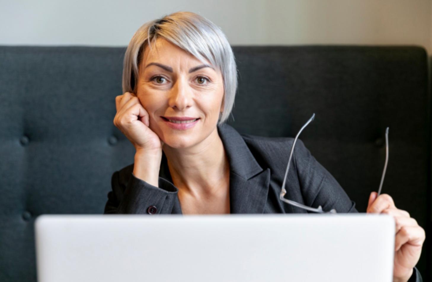 Profissionais analisando dados financeiros em ambiente empresarial